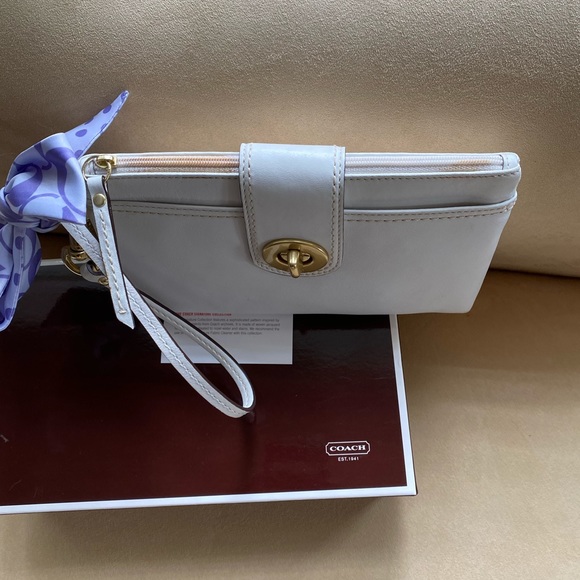 PREOWNED Coach white wristlet. - Picture 4 of 8